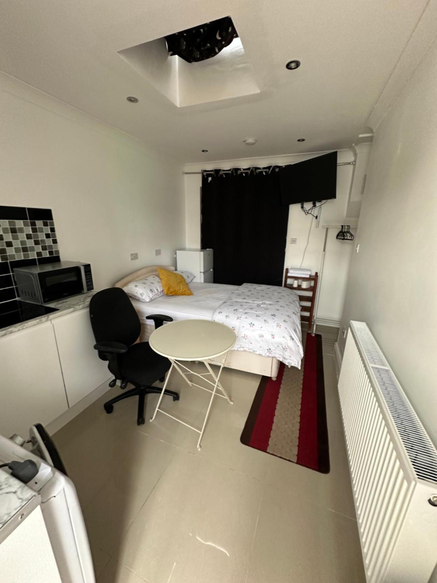 Luxury Ensuite Studio In Crayford Dartford Bexley London With Full Kitchen And Side Garden Alleyway Entrance Erith ภายนอก รูปภาพ