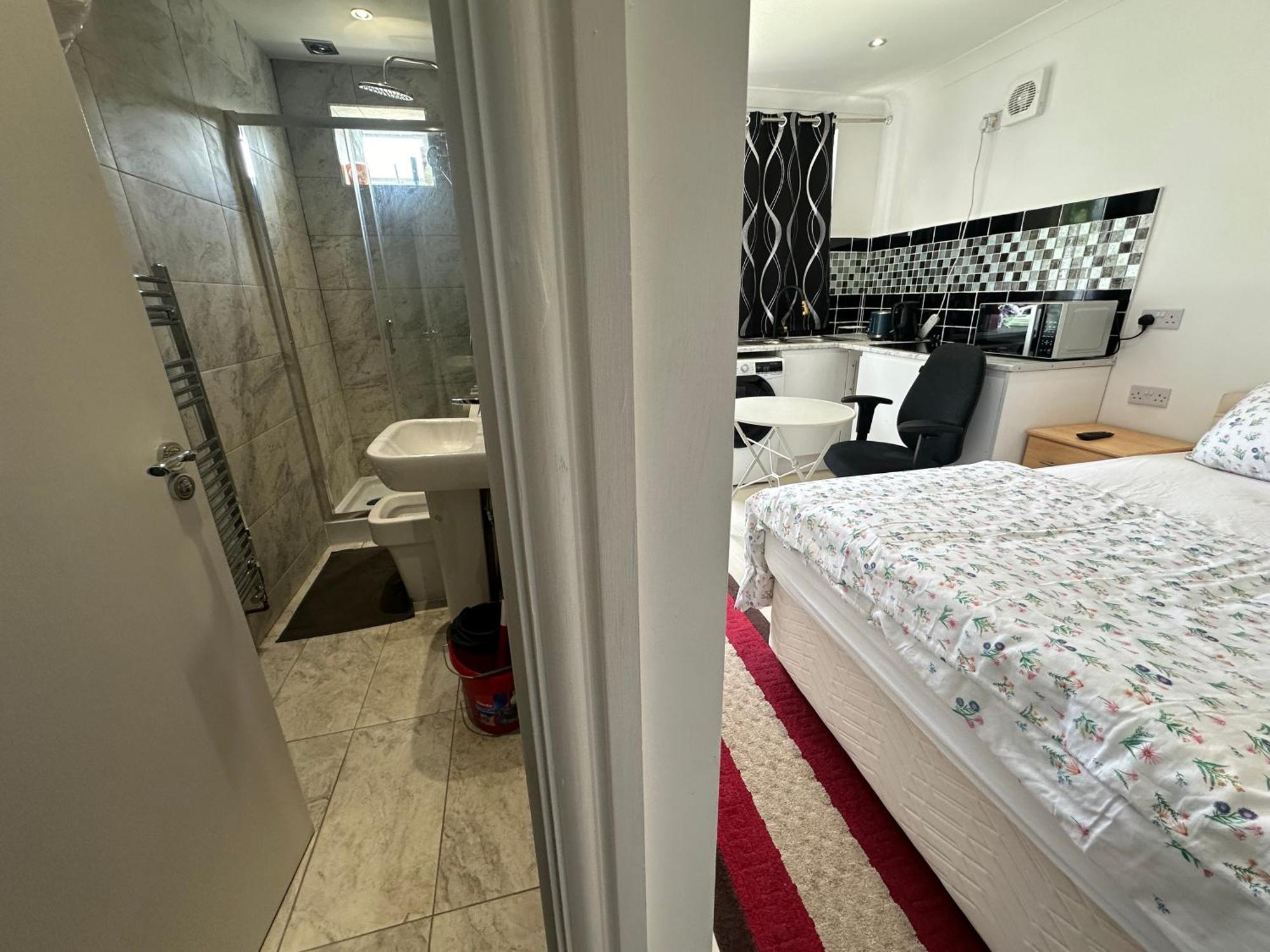 Luxury Ensuite Studio In Crayford Dartford Bexley London With Full Kitchen And Side Garden Alleyway Entrance Erith ภายนอก รูปภาพ