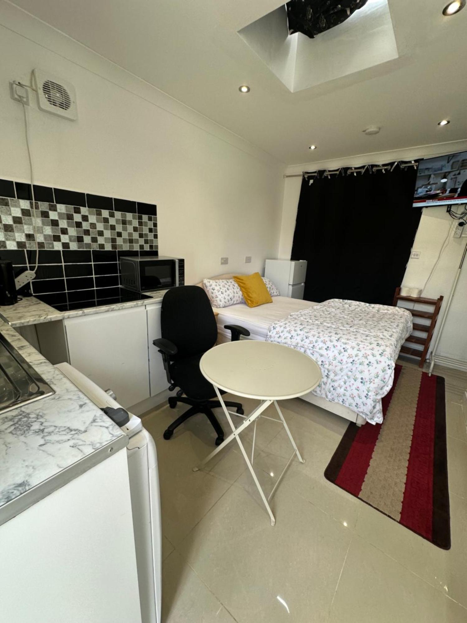 Luxury Ensuite Studio In Crayford Dartford Bexley London With Full Kitchen And Side Garden Alleyway Entrance Erith ภายนอก รูปภาพ