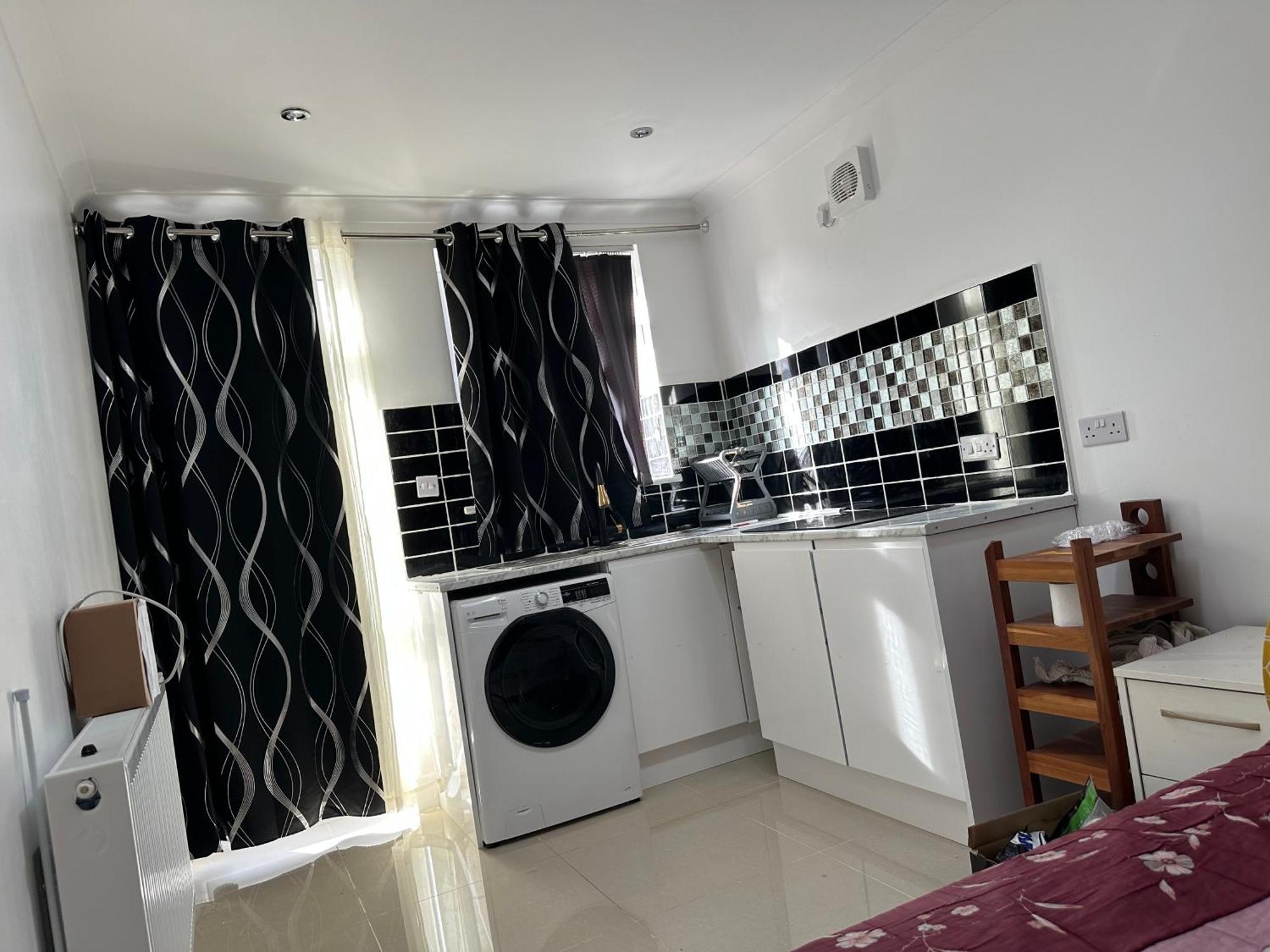 Luxury Ensuite Studio In Crayford Dartford Bexley London With Full Kitchen And Side Garden Alleyway Entrance Erith ภายนอก รูปภาพ