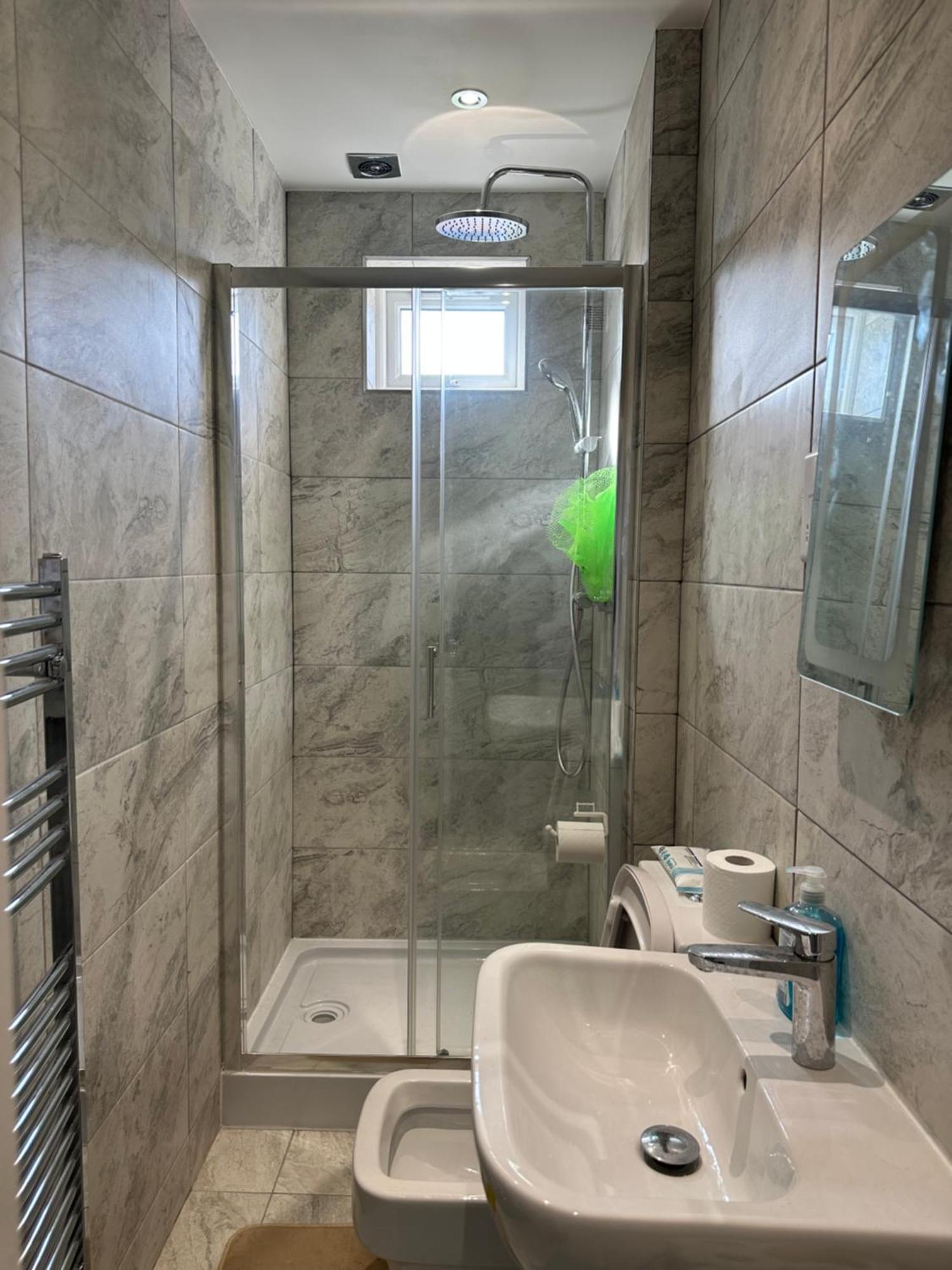 Luxury Ensuite Studio In Crayford Dartford Bexley London With Full Kitchen And Side Garden Alleyway Entrance Erith ภายนอก รูปภาพ