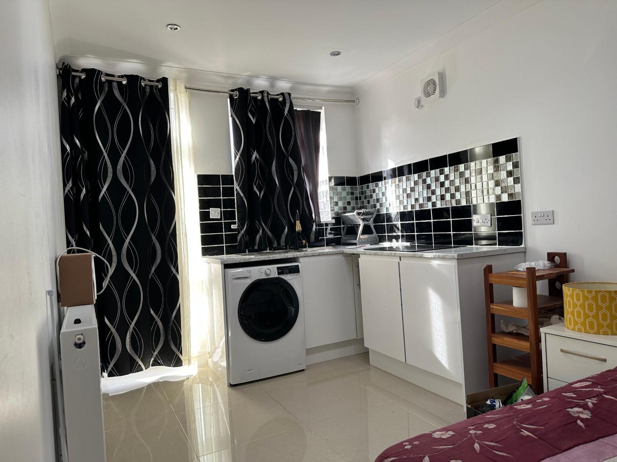 Luxury Ensuite Studio In Crayford Dartford Bexley London With Full Kitchen And Side Garden Alleyway Entrance Erith ภายนอก รูปภาพ